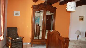 5 bedrooms, iron/ironing board, free WiFi, bed sheets