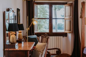 Interior - Bed and Breakfast 'Suite Mestral Im Es Llobets' with Mountain View, Wi-Fi and Air Conditioning (Llucmajor)
