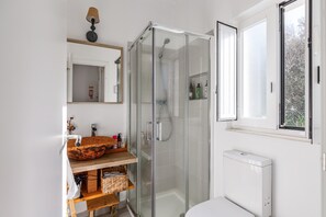 Suihku, hiustenkuivaaja, pyyhkeet