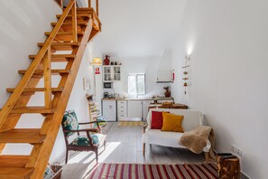 Een televisie en een open haard