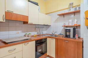 Fridge, oven, stovetop, dishwasher - Apartment 'Stefy House' with Balcony and Wi-Fi (Palazzolo Acreide)