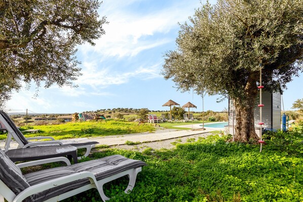 Property grounds - Holiday Home 'Monte Da Masmorra De Baixo- Alecrim' with Shared Pool, Shared Garden and Wi-Fi (Escoural)