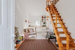 TV - Holiday Home 'Monte Da Masmorra De Baixo- Alecrim' with Shared Pool, Shared Garden and Wi-Fi (Escoural)