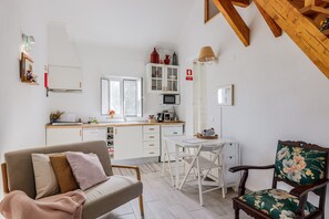 TV - Holiday Home 'Monte Da Masmorra De Baixo- Alecrim' with Shared Pool, Shared Garden and Wi-Fi (Escoural)