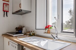 Fridge, microwave, oven, stovetop - Holiday Home 'Monte Da Masmorra De Baixo- Alecrim' with Shared Pool, Shared Garden and Wi-Fi (Escoural)