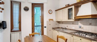 Apartamento 'Alassio Holiday' con jardín privado, balcón y garaje privado.