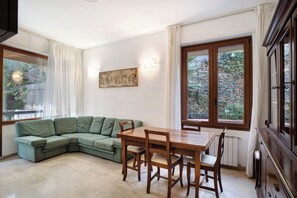 TV - Apartment 'Alassio Holiday' with Private Garden, Balcony and Private Garage. (Alassio)