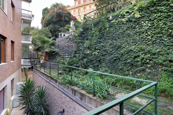 Property grounds - Apartment 'Alassio Holiday' with Private Garden, Balcony and Private Garage. (Alassio)