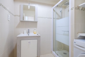 Dusche, Haartrockner, Handtücher