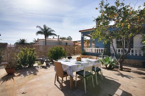 Outdoor dining - Holiday Home 'Casa Das Buganvilias' with Mountain View, Private Terrace and Wi-Fi (Loulé)