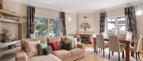 Télévision, cheminée