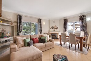 TV, fireplace - Holiday Home 'Casa Das Buganvilias' with Mountain View, Private Terrace and Wi-Fi (Loulé)