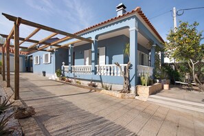 Exterior - Holiday Home 'Casa Das Buganvilias' with Mountain View, Private Terrace and Wi-Fi (Loulé)