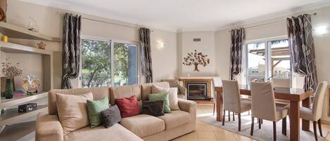 Télévision, cheminée