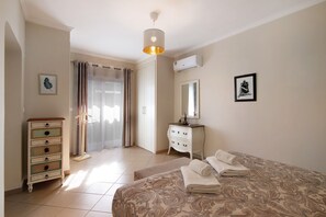 3 bedrooms, iron/ironing board, free WiFi, bed sheets - Holiday Home 'Casa Das Buganvilias' with Mountain View, Private Terrace and Wi-Fi (Loulé)