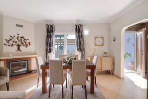 Dining - Holiday Home 'Casa Das Buganvilias' with Mountain View, Private Terrace and Wi-Fi (Loulé)