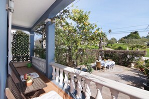 Outdoor dining - Holiday Home 'Casa Das Buganvilias' with Mountain View, Private Terrace and Wi-Fi (Loulé)