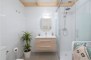 Shower, hair dryer, towels - Studio Apartment 'Oasis Del Candado' with Wi-Fi and Air Conditioning (Málaga)