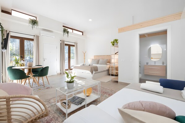 1 bedroom, iron/ironing board, free WiFi, bed sheets - Studio Apartment 'Oasis Del Candado' with Wi-Fi and Air Conditioning (Málaga)