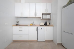Fridge, microwave, stovetop, dishwasher - Studio Apartment 'Oasis Del Candado' with Wi-Fi and Air Conditioning (Málaga)