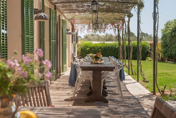 Outdoor dining - Bed and Breakfast 'Suite Llebeig Im Es Llobets' with Mountain View, Wi-Fi and Air Conditioning (Llucmajor)