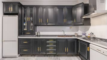 Refrigerador, microondas, parrilla de estufa y cafetera y tetera