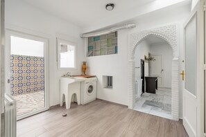 Ducha, secador de pelo y toallas