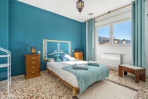 5 bedrooms, iron/ironing board, free WiFi, bed sheets