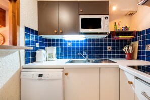 Køleskab, mikrobølgeovn, kogeplade, opvaskemaskine