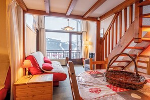 TV - Apartment 'Au Pied Des Pistes' with Mountain View and Balcony (Notre-Dame-de-Bellecombe)