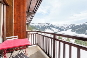 Outdoor dining - Apartment 'Au Pied Des Pistes' with Mountain View and Balcony (Notre-Dame-de-Bellecombe)