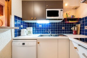 Fridge, microwave, stovetop, dishwasher - Apartment 'Au Pied Des Pistes' with Mountain View and Balcony (Notre-Dame-de-Bellecombe)