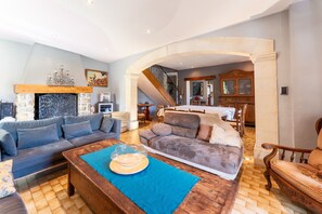 Televisión, chimenea, reproductor de DVD, mesa de ping pong