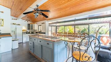 Een koelkast, een magnetron, een oven, een kookplaat