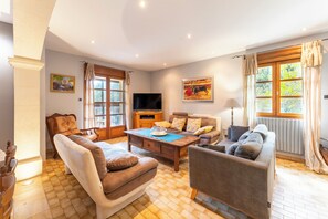TV, fireplace, DVD player, table tennis