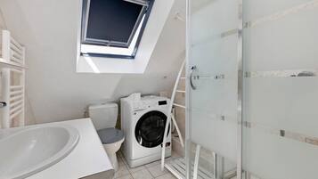 Douche, sèche-cheveux, serviettes fournies
