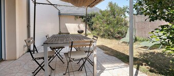 Holiday Home 'Kerann 1min from the Beach with Private Garden', Private Terrace & Wi-Fi