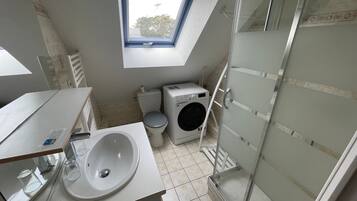 Dusch, hårtork och handdukar