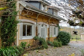 Exterior detail - Holiday Home 'La' with Mountain View, Private Terrace and Wi-Fi (Viviers-du-Lac)