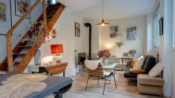 Tv, eldstad och dvd-spelare