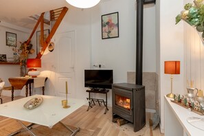 TV, fireplace, DVD player - Holiday Home 'La' with Mountain View, Private Terrace and Wi-Fi (Viviers-du-Lac)