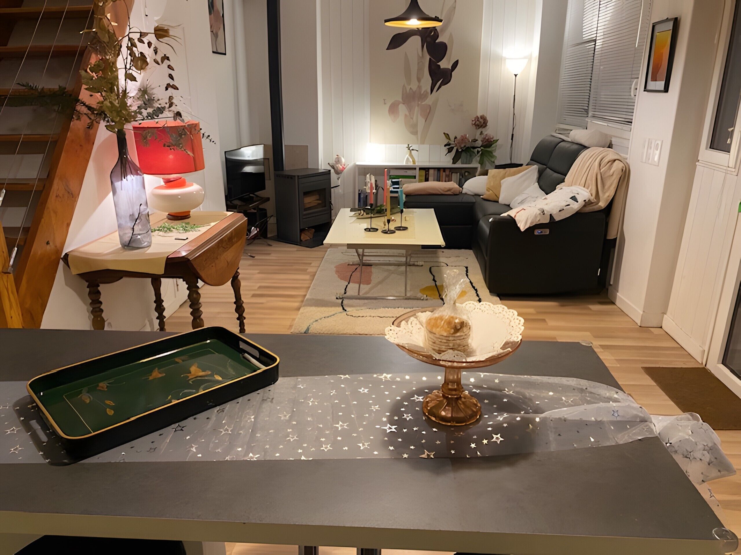 Télévision, cheminée, lecteur de DVD