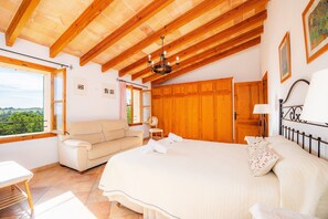 3 slaapkamers, een strijkplank/strijkijzer, gratis wifi, beddengoed