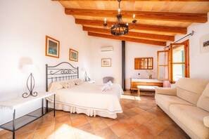 3 bedrooms, iron/ironing board, free WiFi, bed sheets - Chalet 'Villa Ca'n Tabou' with Mountain View, Private Pool and Wi-Fi (Selva)