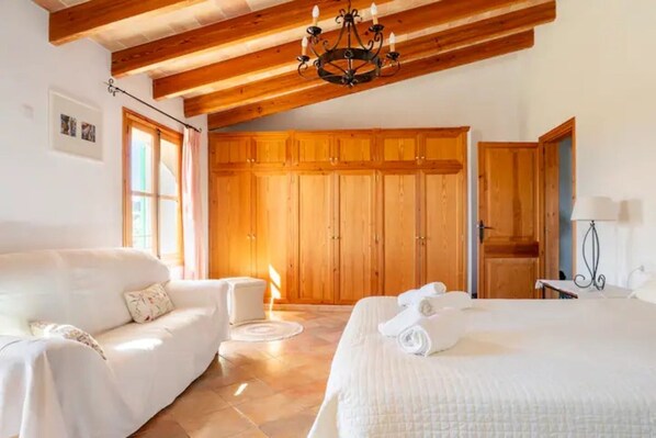 3 bedrooms, iron/ironing board, free WiFi, bed sheets - Chalet 'Villa Ca'n Tabou' with Mountain View, Private Pool and Wi-Fi (Selva)