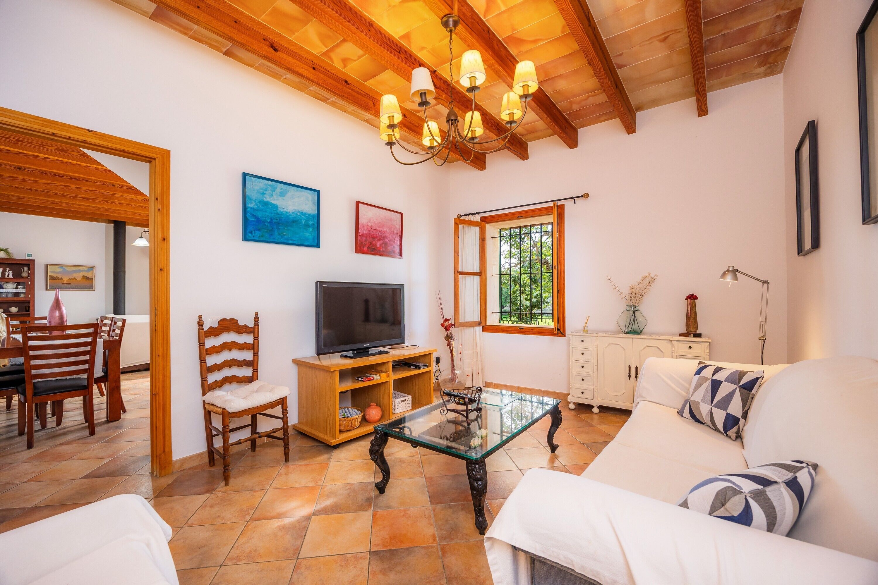 Televisión y chimenea 