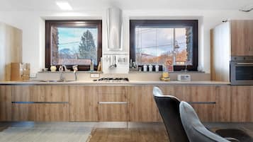 Kylskåp, ugn, spishäll och diskmaskin