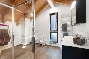 Regadera, amenidades de baño gratuitas, secadora de cabello, toallas 