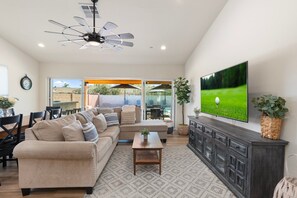 Smart TV - 5 min to Old Town + Pool + Putting Green + BBQ (Scottsdale)