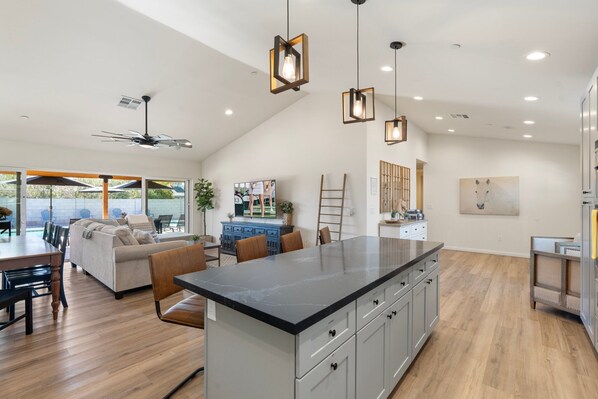 Interior - 5 min to Old Town + Pool + Putting Green + BBQ (Scottsdale)